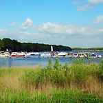 Ruhiges Reihenhaus Mit Wlan In Am Mueritzsee