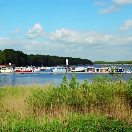 Ruhiges Reihenhaus Mit Wlan In Am Mueritzsee